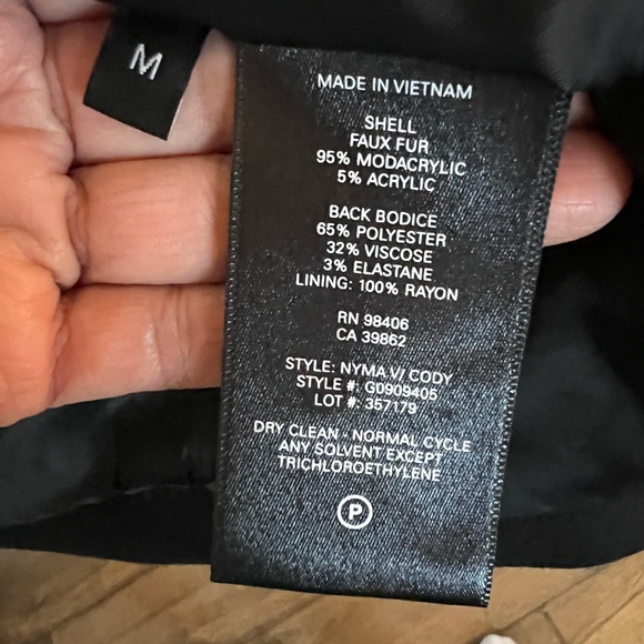 NWT Theory “Cody” sleeveless black faux fur vest size Med - Picture 8 of 8